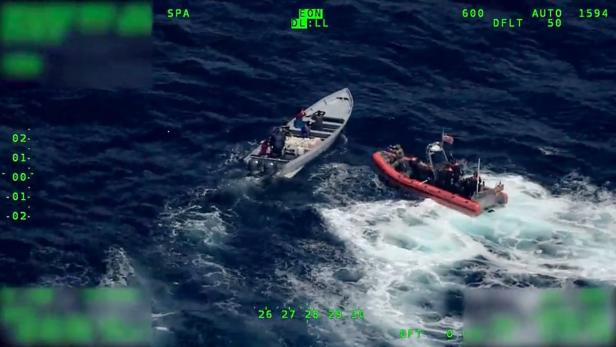 Video: Drogenschmuggler auf Schnellboot warfen Kokain über Board