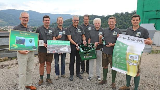 Braumeister Andreas Werner (l.), Gerhard Lukasiewicz, Pressechef der Stadt Leoben, (4.v.l.), Leobens Bürgermeister Kurt Wallner (2.v.r.) und Eventmanager Thomas Wohltran (r.) freuen sich ebenso wie Vertreter der Gastronomie auf das 3. Leobener Brau-Stadt-Fest./Foto: Freisinger