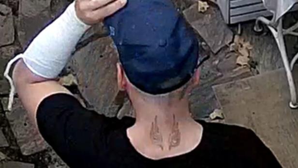 Der Verdächtige trägt ein auffälliges Tattoo im Nacken