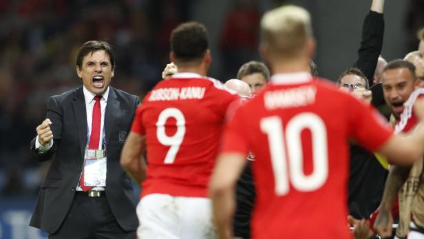 Chris Coleman jubelt mit seinen Matchwinnern.