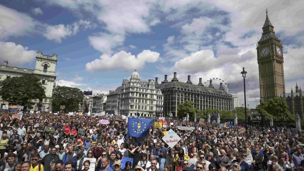Eine große Menschenmenge demonstriert vor dem Big Ben und dem Parlament in London.