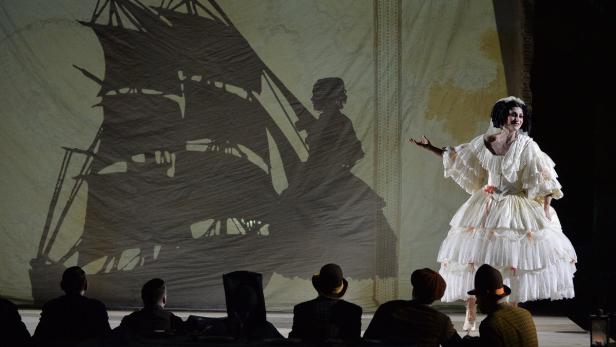Sonja Beisswenger (Polly Peachum, r.) in "Mackie Messer - eine Salzburger Dreigroschenoper".