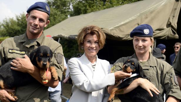 Kanzlerin Bierlein ist stolze Patin von zwei Militärhundewelpen