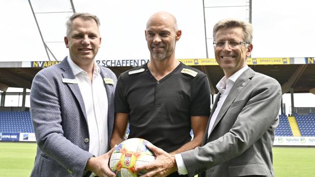 General Manager Andreas Blumauer, Trainer Alexander Schmidt und Präsident Helmut Schwarzl (re.).