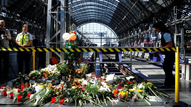 Trauernde Menschen hinterließen am Tatort Briefe, Blumen und Kerzen.