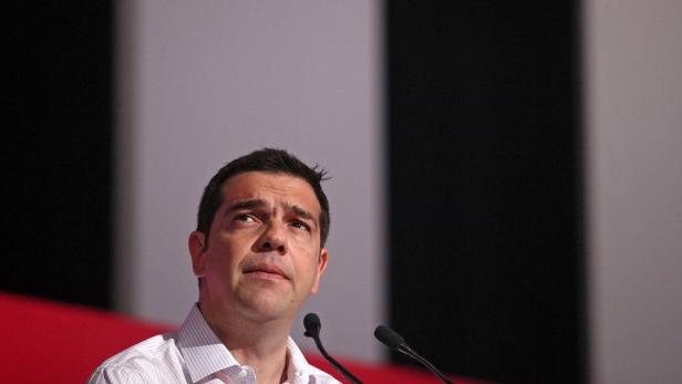 Alexis Tsipras während einer Rede vor Mikrofonen.