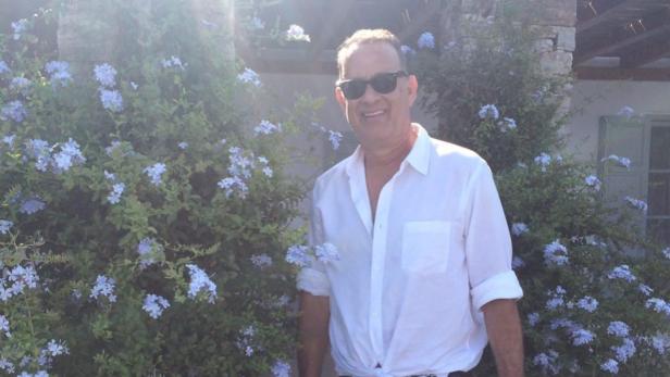 Tom Hanks zeigt die neue Art, ein weißes Hemd zu tragen
