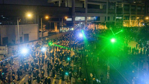 Hongkong: Weshalb die Demonstranten nun zu Lasern greifen