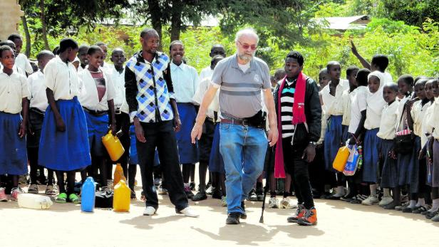 Kelz in Tansania: Nach OP und Reha kann Godfrey Omari mithilfe einer Prothese gehen.