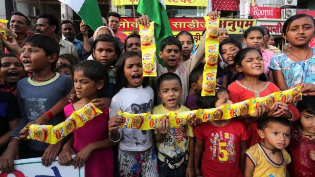 Kinder protestieren im indischen Bhopal gegen Nestlés Maggi-Nudeln.
