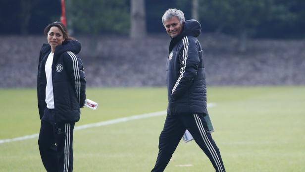José Mourinho und eine Frau in Trainingskleidung des FC Chelsea auf einem Trainingsplatz.