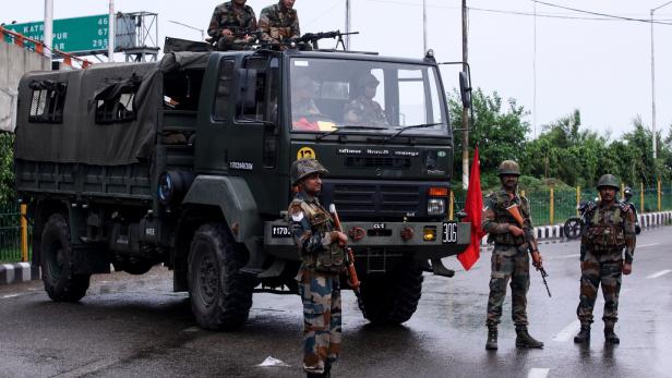 Sicherheitskräfte im indischen Teil Kaschmirs