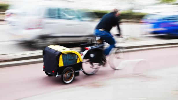 Pkw erfasste E-Bike mit Fahrradanhänger: Einjährige getötet
