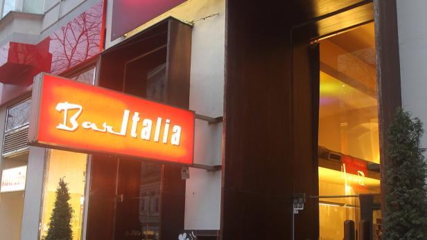 Die Fassade der „Bar Italia“ mit einem leuchtenden, orangefarbenen Schild.