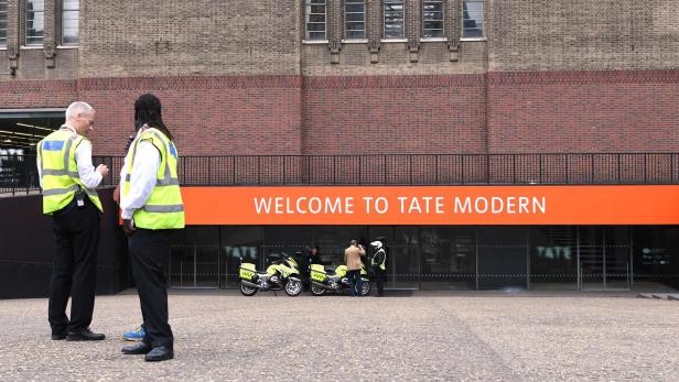 Teenager warf Kind aus 10. Stock der Tate Modern in London