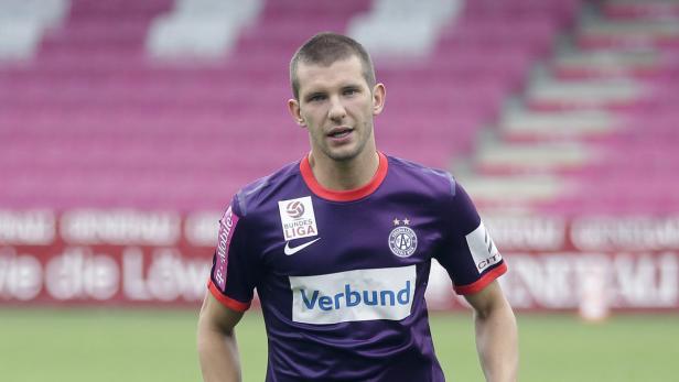 Ein Fußballspieler der Austria Wien in seinem Trikot.