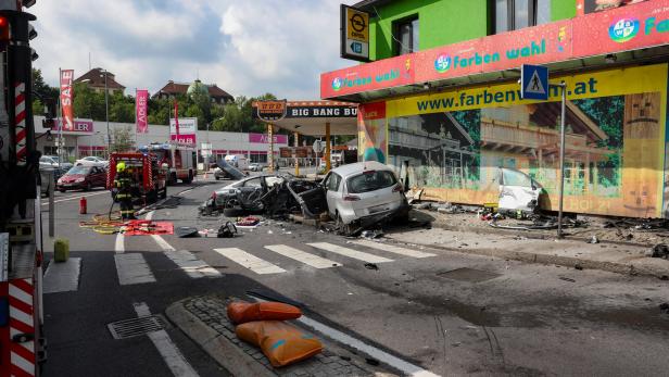 Nach dem Frontal-Crash im Kreisverkehr wurde Kleinwagen des Ehepaares aus NÖ gegen Hauswand geschleudert