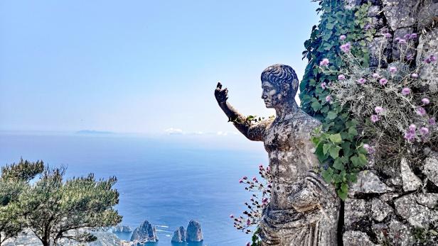 Die Statue des Augustus wacht über Capri