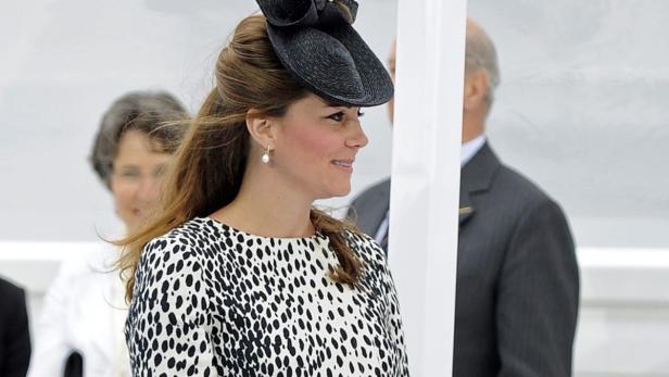 Catherine, Herzogin von Cambridge, mit einem schwarz-weiß gemusterten Kleid und einem Hut.