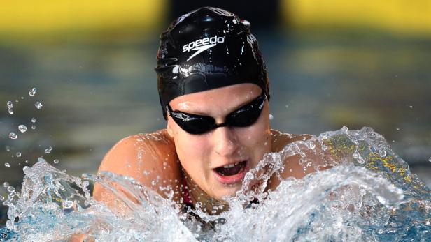 Eine Schwimmerin mit Badekappe und Schwimmbrille im Wasser.