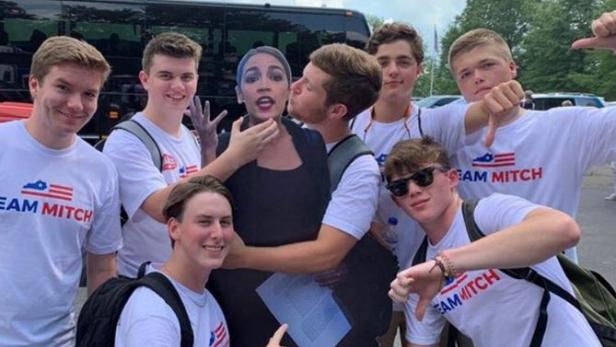 Gewürgt & angegrapscht: Foto von Ocasio-Cortez-Pappfigur sorgt für Wirbel