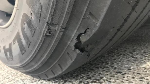 Rost und kaputte Reifen: Desolater Lkw aus dem Verkehr gezogen