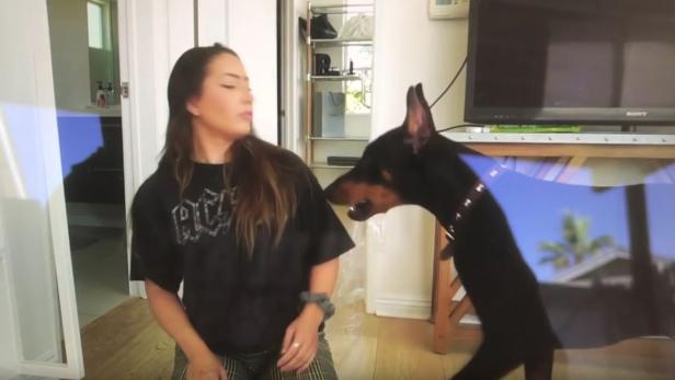 Ein Ausschnitt aus dem Video, das Brooke Houts mit ihrem Hund zeigt.