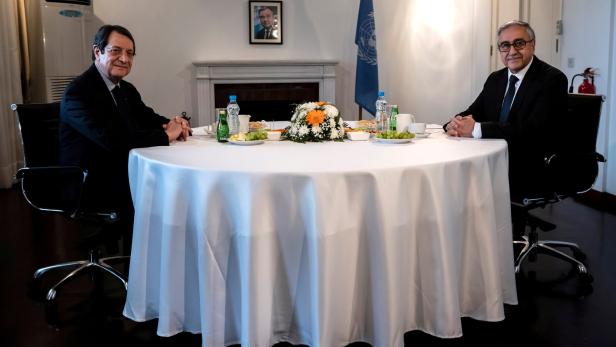 Der zypriotische Präsident Nicos Anastasiades und der türkisch-zypriotische Volksgruppenführer Mustafa Akinci bei einem Treffen im Februar.