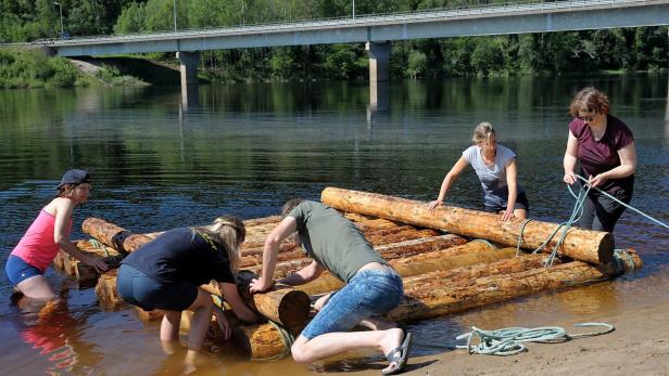 Gemütlich geht anders: Beim Floßbauen in Schweden darf man keine Scheu vor kaltem Wasser haben