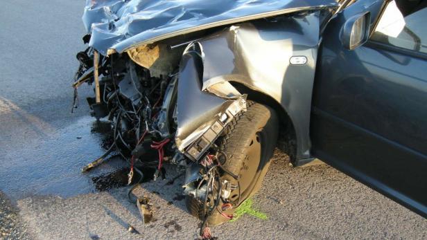 In Neckenmarkt, Bezirk Oberpullendorf, forderte am Montag, 15. April 2013, gegen 18.30 Uhr, ein Zusammenstoß wischen einem Pkw und einem mit zwei Jugendlichen besetzten Moped ein Todesopfer und einen Schwerverletzten.