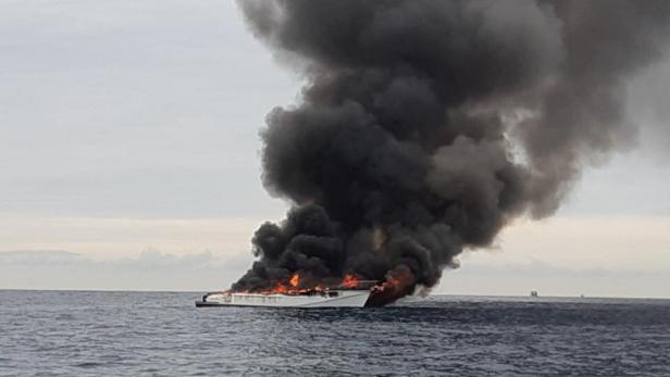 Boot ging bei Walbeobachtung in Flammen auf: Österreicher an Bord