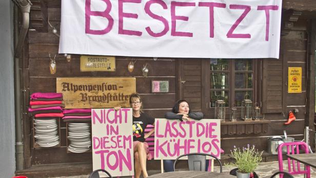 Interventionskunst trifft Tradition: Die Künstlerinnen Amina Handke und Julya Rabinowich vor der art-lodge