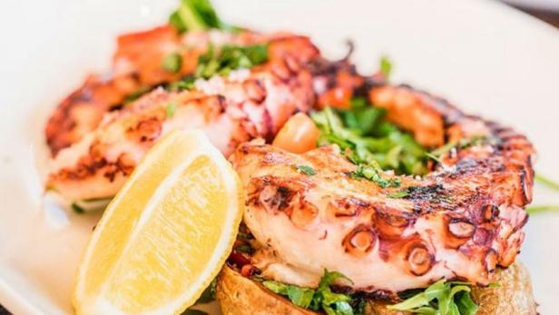Frischer Oktopus auf Kartoffeln: im Umar am Naschmarkt, Stand 76-79, 1060 Wien