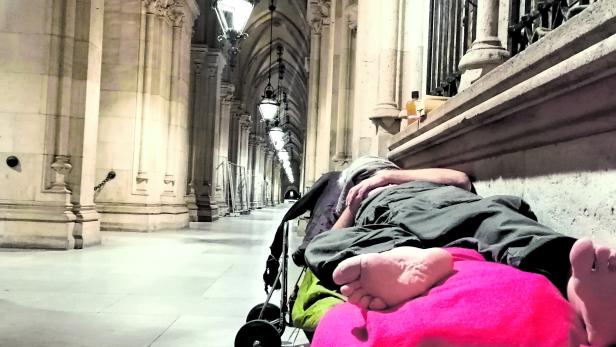 Obdachlose vor Wiens Rathaus: Sozialarbeiter boten Hilfe an