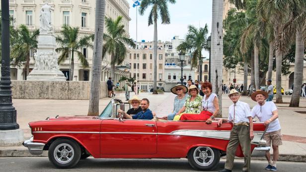 Moderator Steven Gätjen mit Seniorenreisegruppe beim Weltenbummeln: Hier in Kuba mit ortstypischem Oldtimer