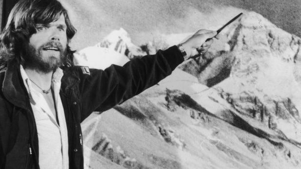 Hier war ich! Reinhold Messner deutet auf den Gipfel des Everest