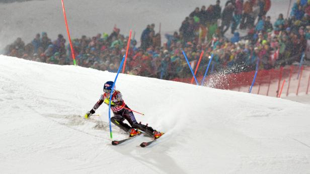 Vor 14.300 Zuschauern carvte Mikaela Shiffrin in Flachau zum Sieg.