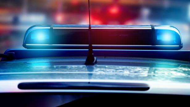 Blaulicht auf dem Dach eines Polizeiautos leuchtet.