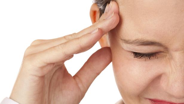 Junge Frau hat starke Kopfschmerzen