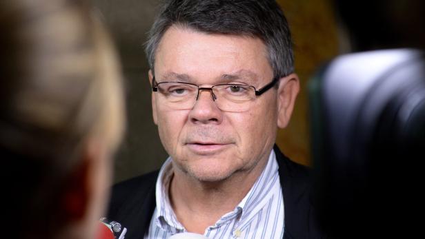 Ein Mann mit Brille wird interviewt.