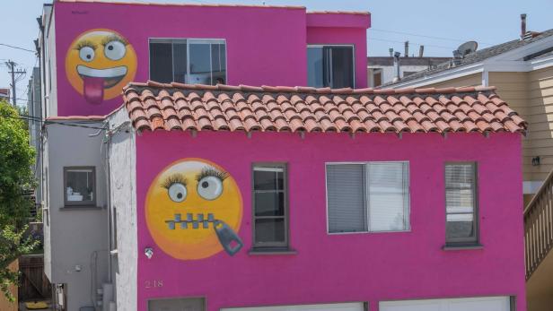Wo ein pinkfarbenes Haus mit Emojis jetzt für gewaltigen Ärger sorgt