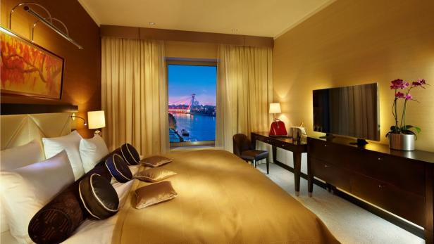 Zimmer mit Donaublick im Hotel Kempinski River Park. Seit 1. August heißt es Grand Hotel River Park, a Luxury Collection Hotel.