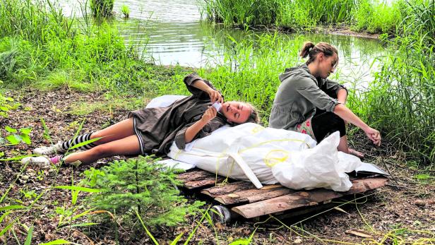 „Das weiße Paket“ am Herrensee: zwei Schwestern (Runa Schymanski und Hanna Rank) sind mit dem Tod des verhassten Vaters ein wenig überfordert.