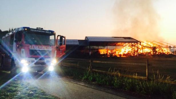 Brennendes Lager mit 500 Tonnen Stroh bescherte Feuerwehren Megaeinsatz