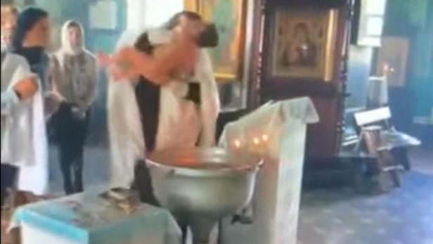 Priester dümpfelte Kind bei Taufe: Moskauer Patriarchat empört
