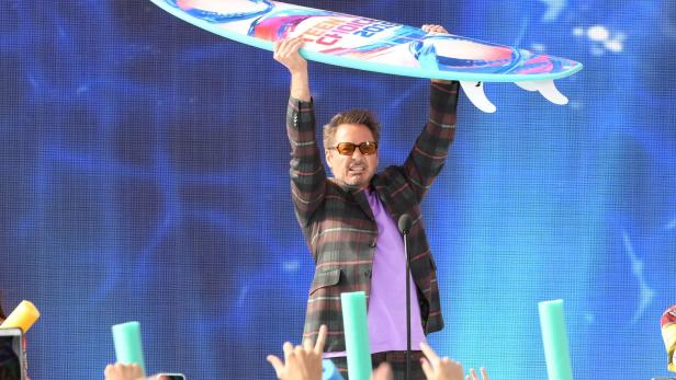 Robert Downey junior freut sich stellvertretend für &quot;Avengers: Endgame&quot; über vier Preise in Form von Surfbrettern.