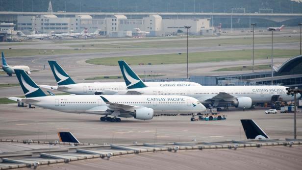 Flugzeuge am Airport von Hongkong (Archivbild).