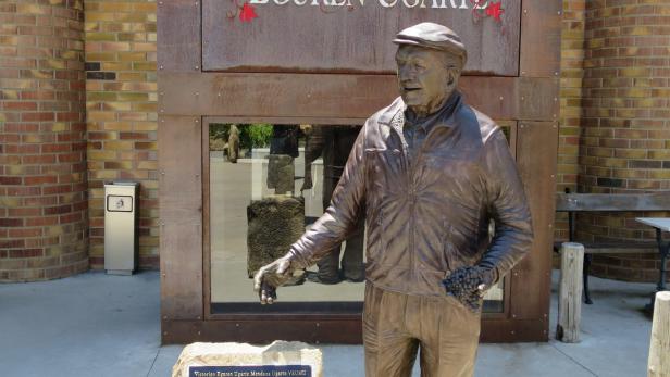 Vor dem hervorragenden Restaurant am Weingut Eguren Ugarte steht eine Statue von Vitorino.