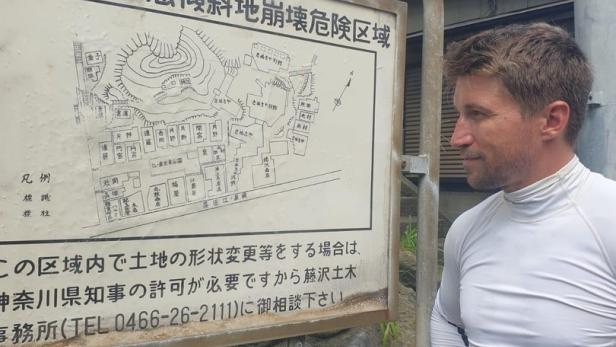 Thomas Zajac vor dem Hafenplan von Enoshima