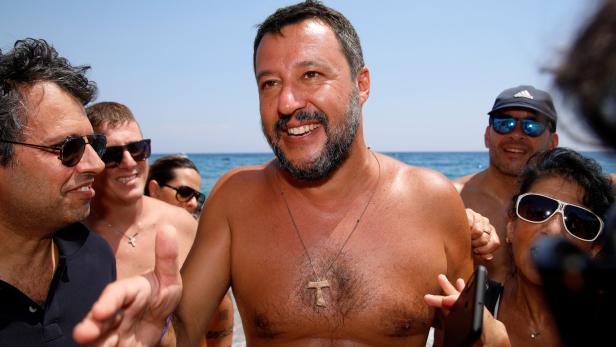 Salvinis Badeauftritt in Sizilien begann freundlich und endete mit Pfeifkonzerten
